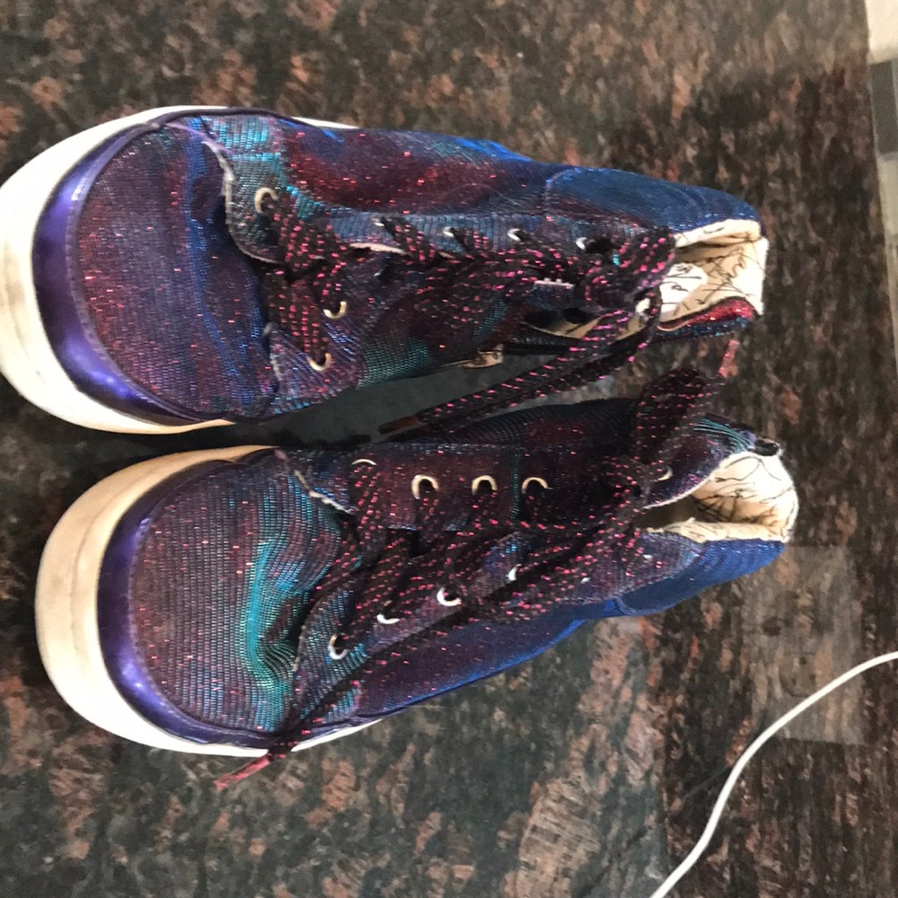 Tennis shoes
